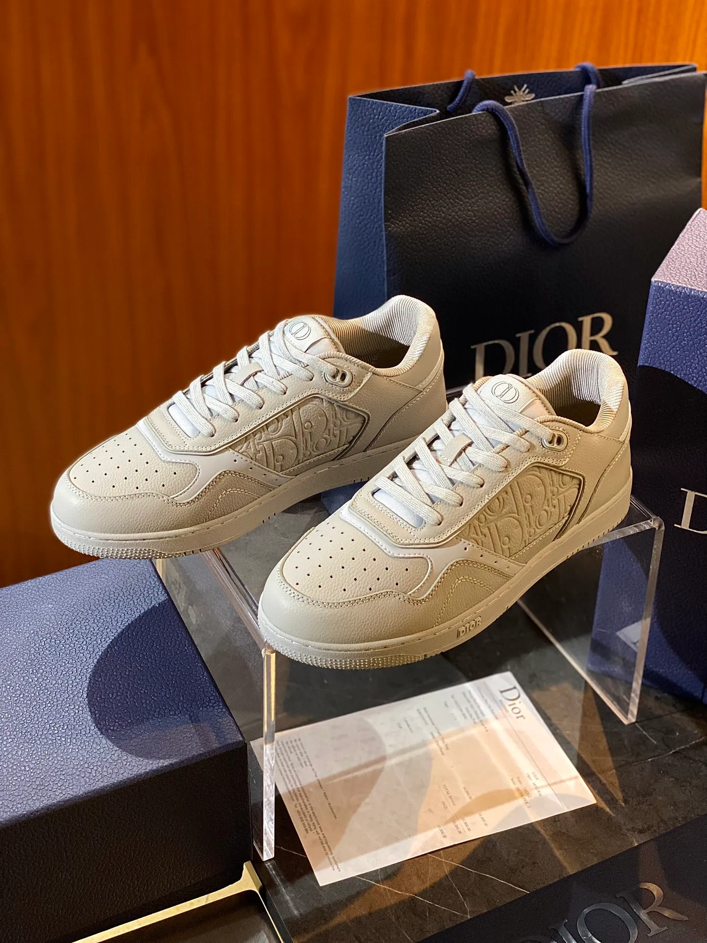 💰780 Dior| New B27 style for men and women ♞size; women 35~40, men 38~47 B27 is so handsome! The best and most eye-catching Dior wear is B27. The combination is invincible. It is versatile for everyday use and you don’t have to choose any combination. B27 feels comfortable on your feet. If you like this simple and elegant color scheme, you must buy it.